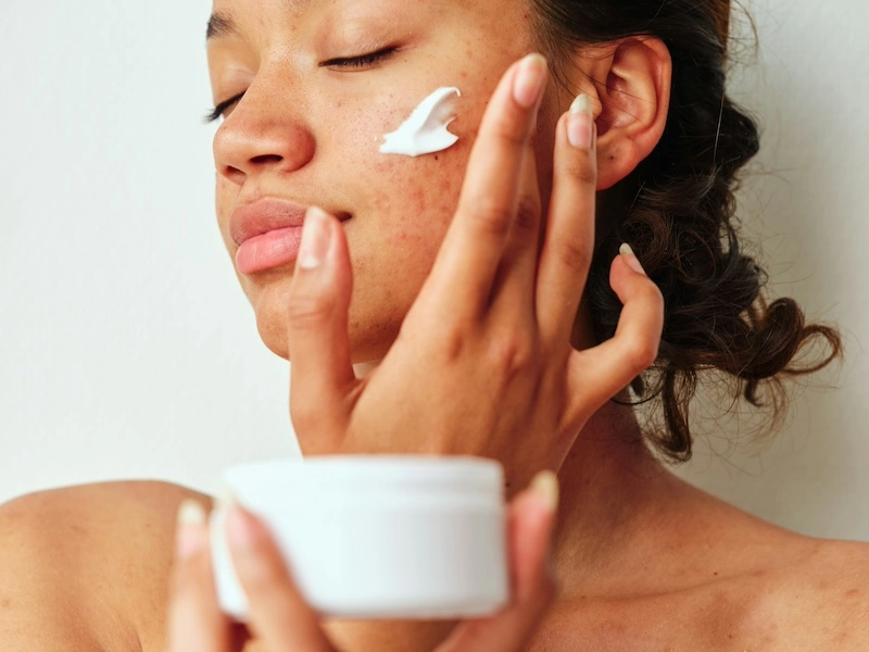 Applying a Collagen-Boosting Moisturiser